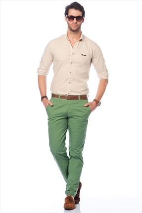 yeşil-pantolon-gömlek-kombini-erkek